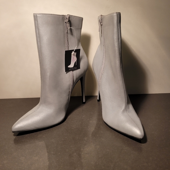 New Silver Wild Diva Reflective stiletto Ankle Booties size 7 - Picture 2 of 4